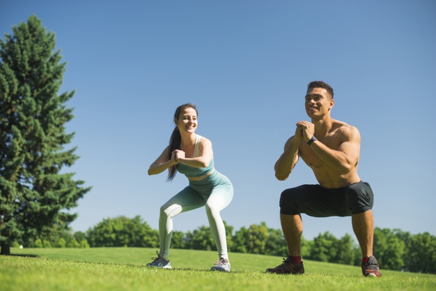 gente-joven-practicando-deporte-al-aire-libre_23-2148196913.jpg